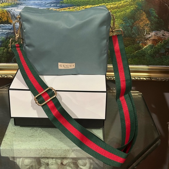 Gucci Green Toiletry Bag with Structured Shape and Gold Hardware - Picture 1 of 12